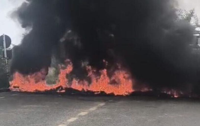 Moradores protestam contra falta de água e bloqueiam via em Socorro