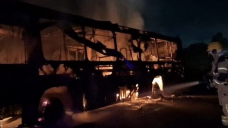 Ônibus pega fogo na rodovia João Bebe Água em São Cristóvão