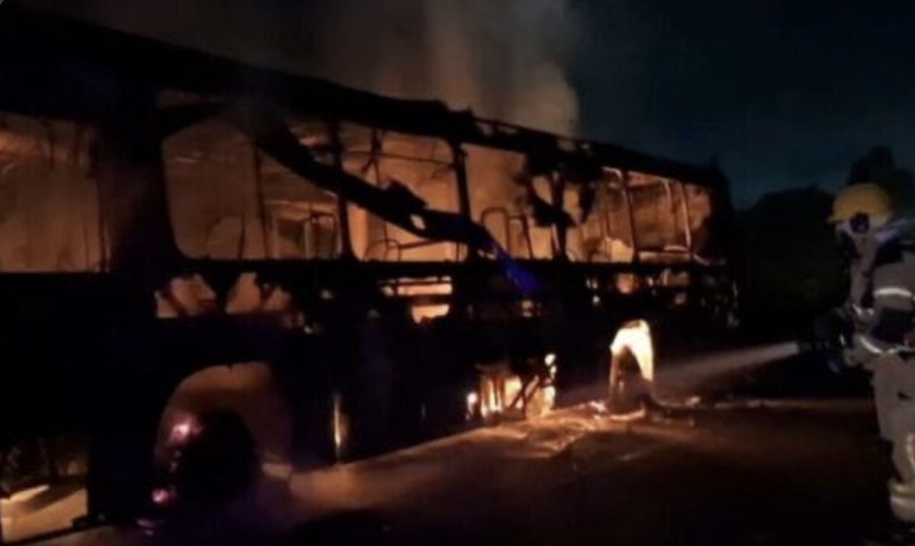 Ônibus pega fogo na rodovia João Bebe Água em São Cristóvão