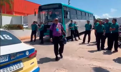 Ônibus da VRS são impedidos pela SMTT de deixar garagem em Aracaju