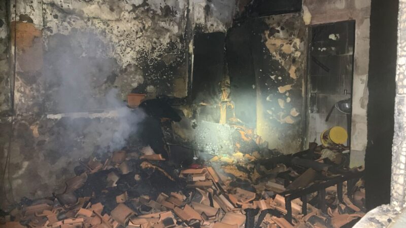 Incêndio destrói anexo de residência no bairro Getúlio Vargas
