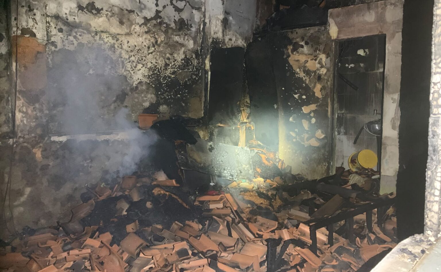 Incêndio destrói anexo de residência no bairro Getúlio Vargas